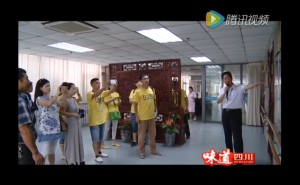 成都传统保护协会端午前夕走进福利院