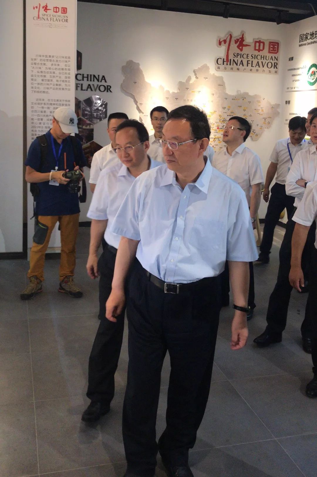 国家文旅部部长雒树刚视察川味中国战旗村展区(图1)