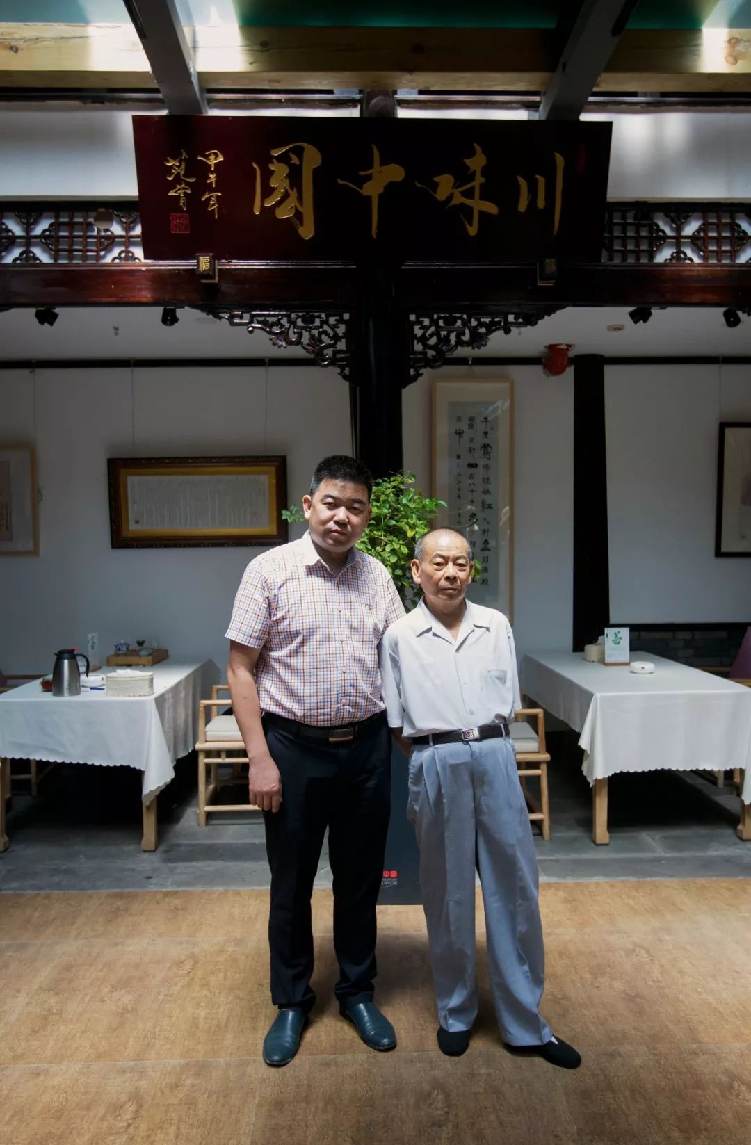 大师点拨江油肥肠 众星捧月首店新张(图1)