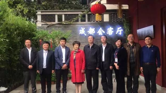 武侯区委书记一行莅临黉门街75号传统文化会客厅进行工作调研并召开现场办公会 (图1)