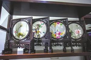 习总书记到成都市郫都区唐昌镇战旗村视察并参观了蓉锦蜀绣公司蓉绣坊展厅。(图1)