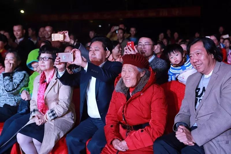 传统文化、各路明星助阵，铁郎头火锅昨日开业(图14)