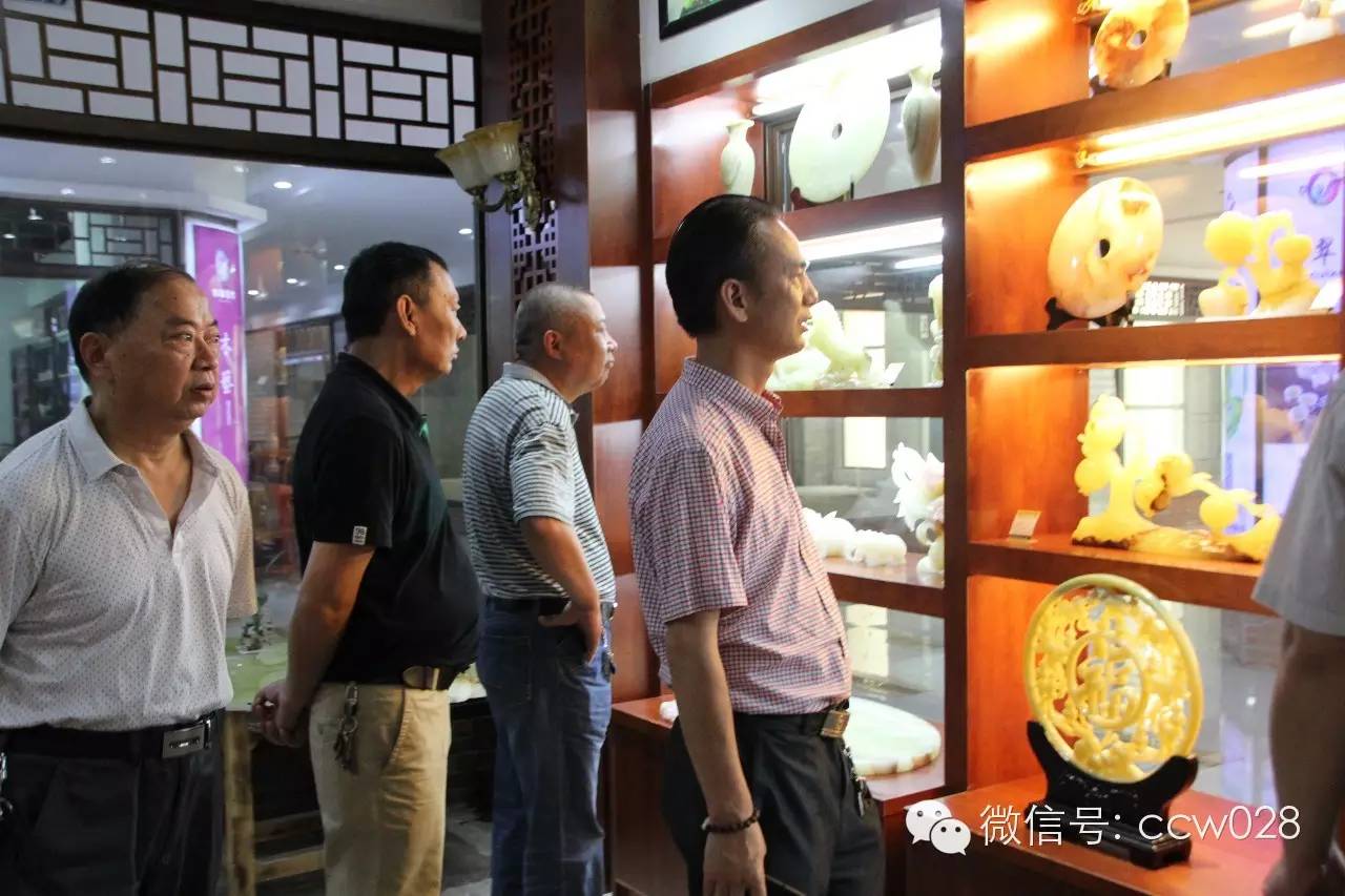 为川茶产业发展推波助澜——覃中显(图1)