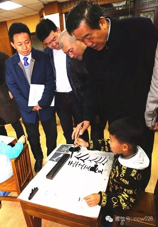 中国书法家协会主席到访成都 营造青少年书写空间 (图4)