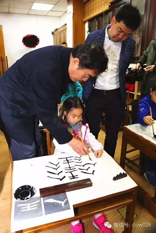 中国书法家协会主席到访成都 营造青少年书写空间 (图8)