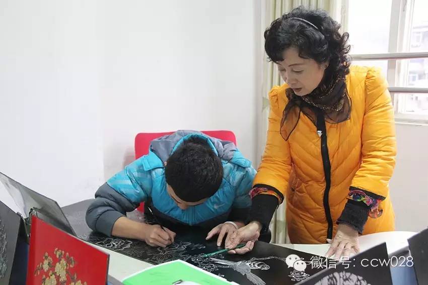 《味道四川》栏目组专访成都漆器大师杨莉尔倩 (图2)