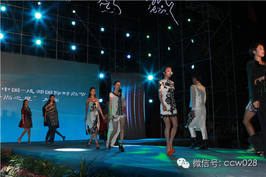 品千人百桌子坝坝宴 看时尚佳人惊艳龙和——西南首届茶叶采购大会盛大开幕 (图12)