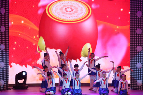 “策马奔腾 欢乐新春——“2014棒棒娃四川电视台十城少儿春节联欢晚会”顺利在台录制 (图1)