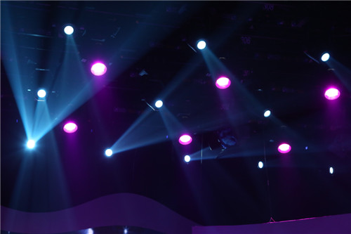 “策马奔腾 欢乐新春——“2014棒棒娃四川电视台十城少儿春节联欢晚会”顺利在台录制 (图2)