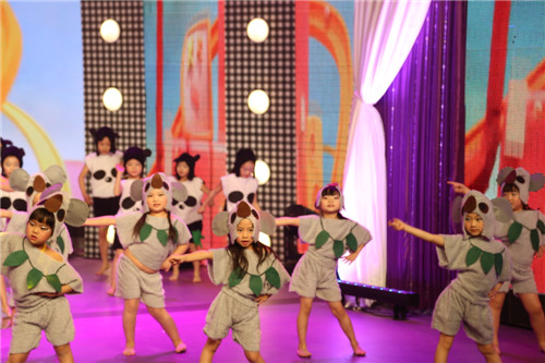 “策马奔腾 欢乐新春——“2014棒棒娃四川电视台十城少儿春节联欢晚会”顺利在台录制 (图8)