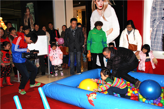 岁末将至 乖娃娃们凯德挑战《趣味大冲关》 (图4)