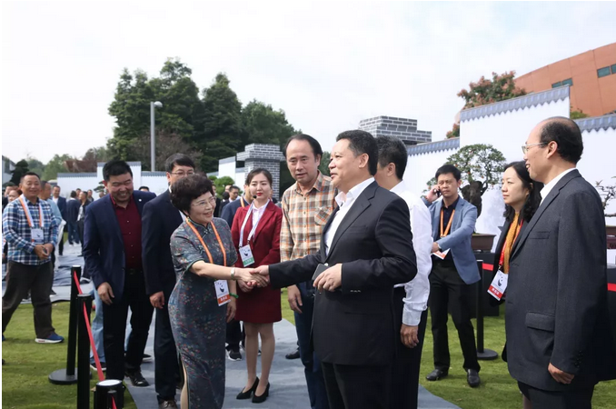 四川省副省长杨兴平参观“国际非遗节”川派盆景展  (图2)