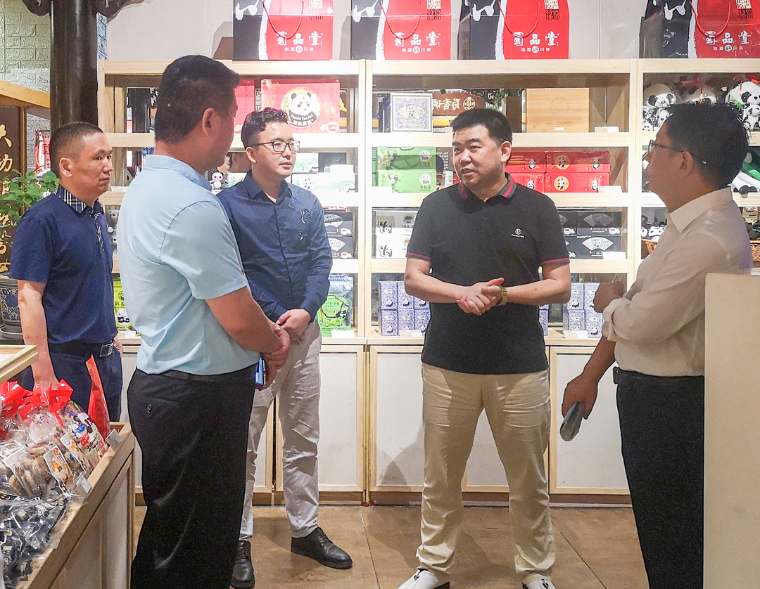 成都市人民政府驻北京办事处副主任苗峪源一行到川味中国考察调研(图4) 成都市人民政府驻北京办事处副主任苗峪源一行到川味中国考察调研(图4)