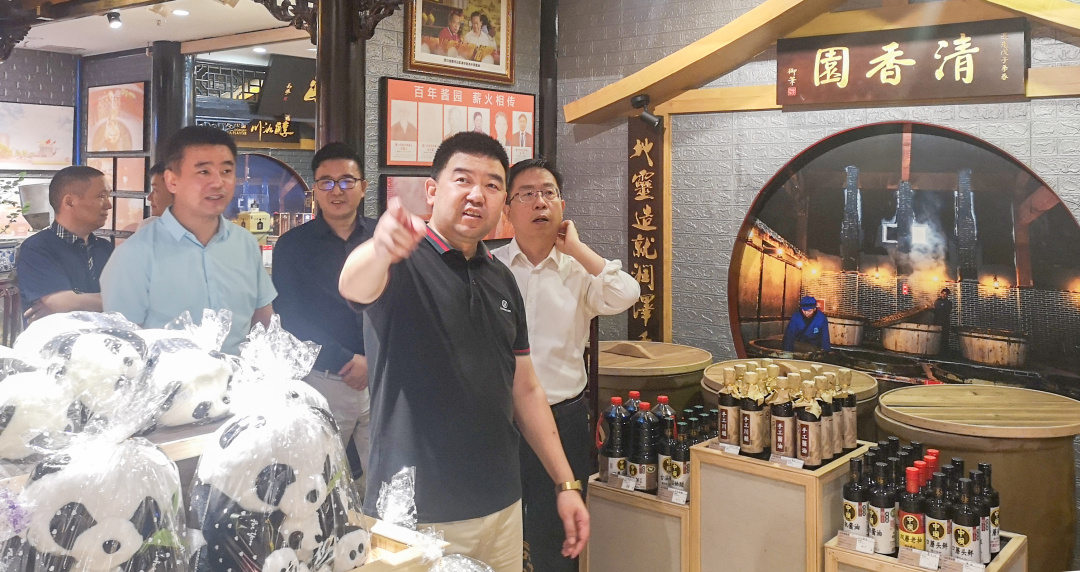 成都市人民政府驻北京办事处副主任苗峪源一行到川味中国考察调研(图5) 成都市人民政府驻北京办事处副主任苗峪源一行到川味中国考察调研(图5)