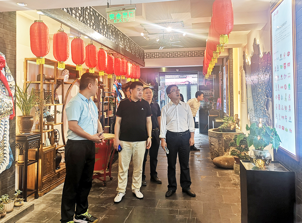 成都市人民政府驻北京办事处副主任苗峪源一行到川味中国考察调研
